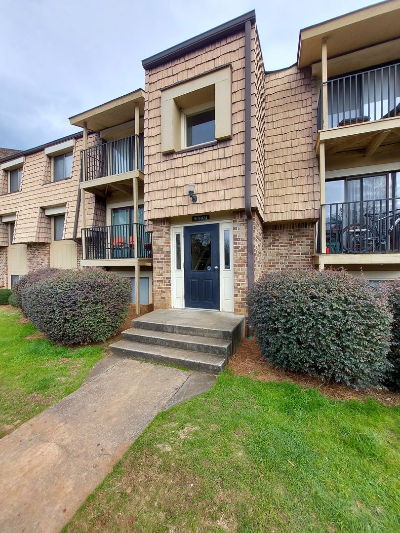 Columbia Condo: 919 Old Manor Road