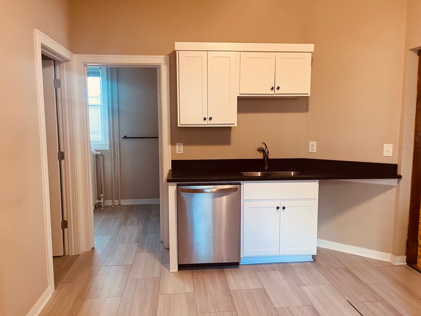 Fully Renovated 2-Bed Unit Just One Block Off West 7th. HEAT INCLUDED! 5 of 12