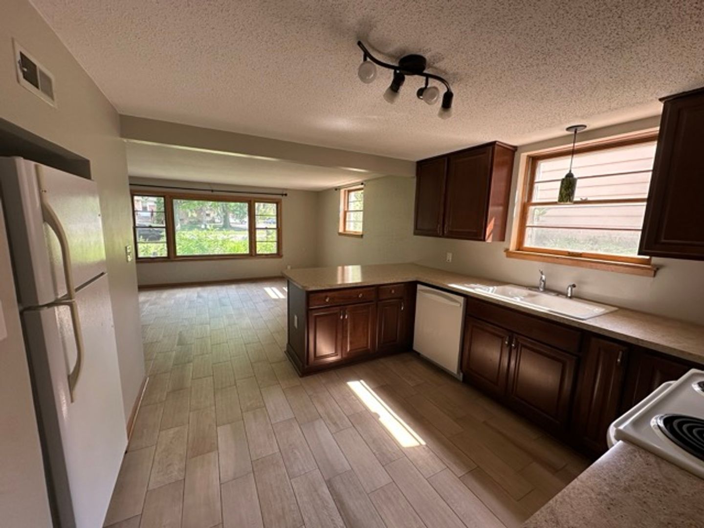 Saint Paul Apartment: 2179 Stewart Avenue