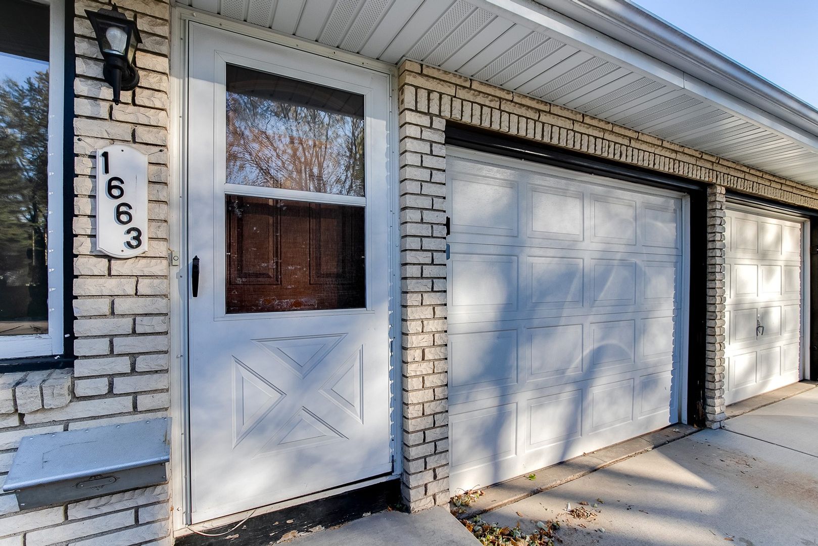 Saint Paul Apartment: 1663 - 1665 Leone Ave East