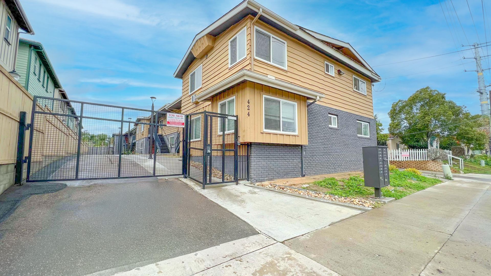 San Diego Apartment: 424 Emerald Ave