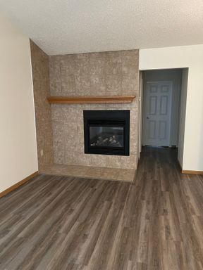 Newly Remodeled 2 Bedroom Apartment Available Now! – photo 1