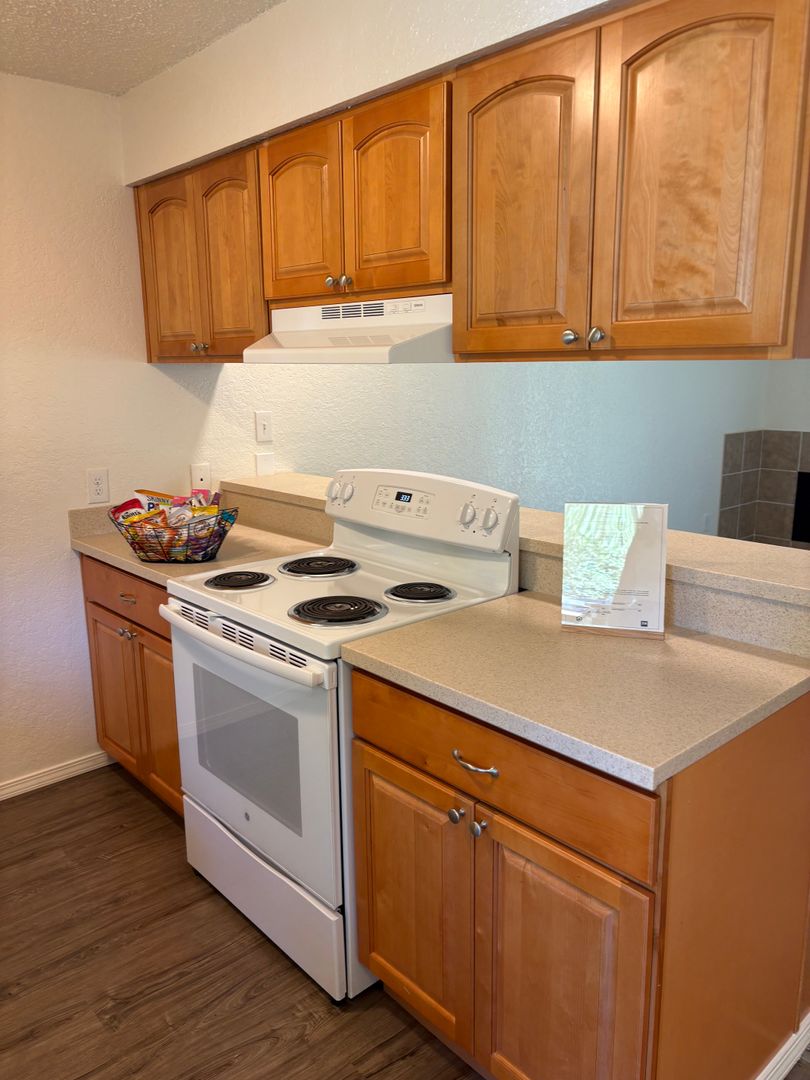 Redmond Apartment: 8255 149th Way NE