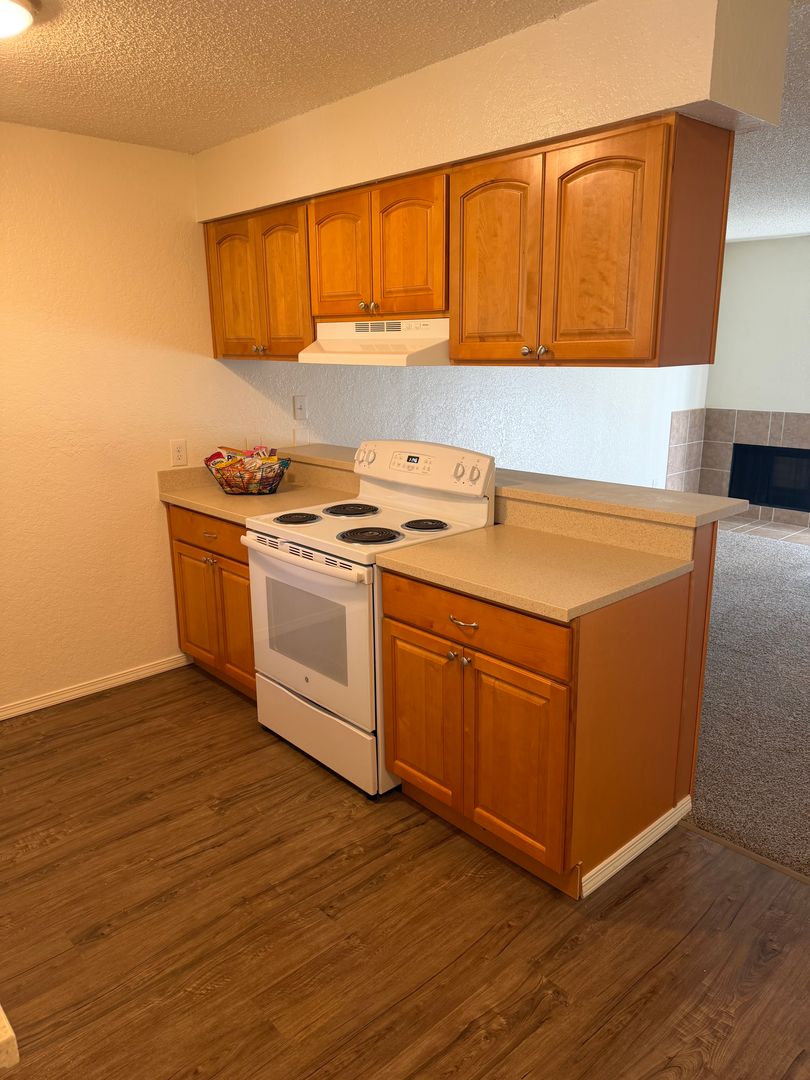 Redmond Apartment: 8255 149th Way NE