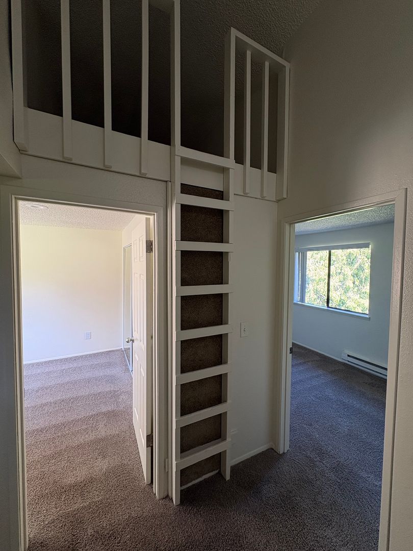 Redmond Apartment: 8255 149th Way NE