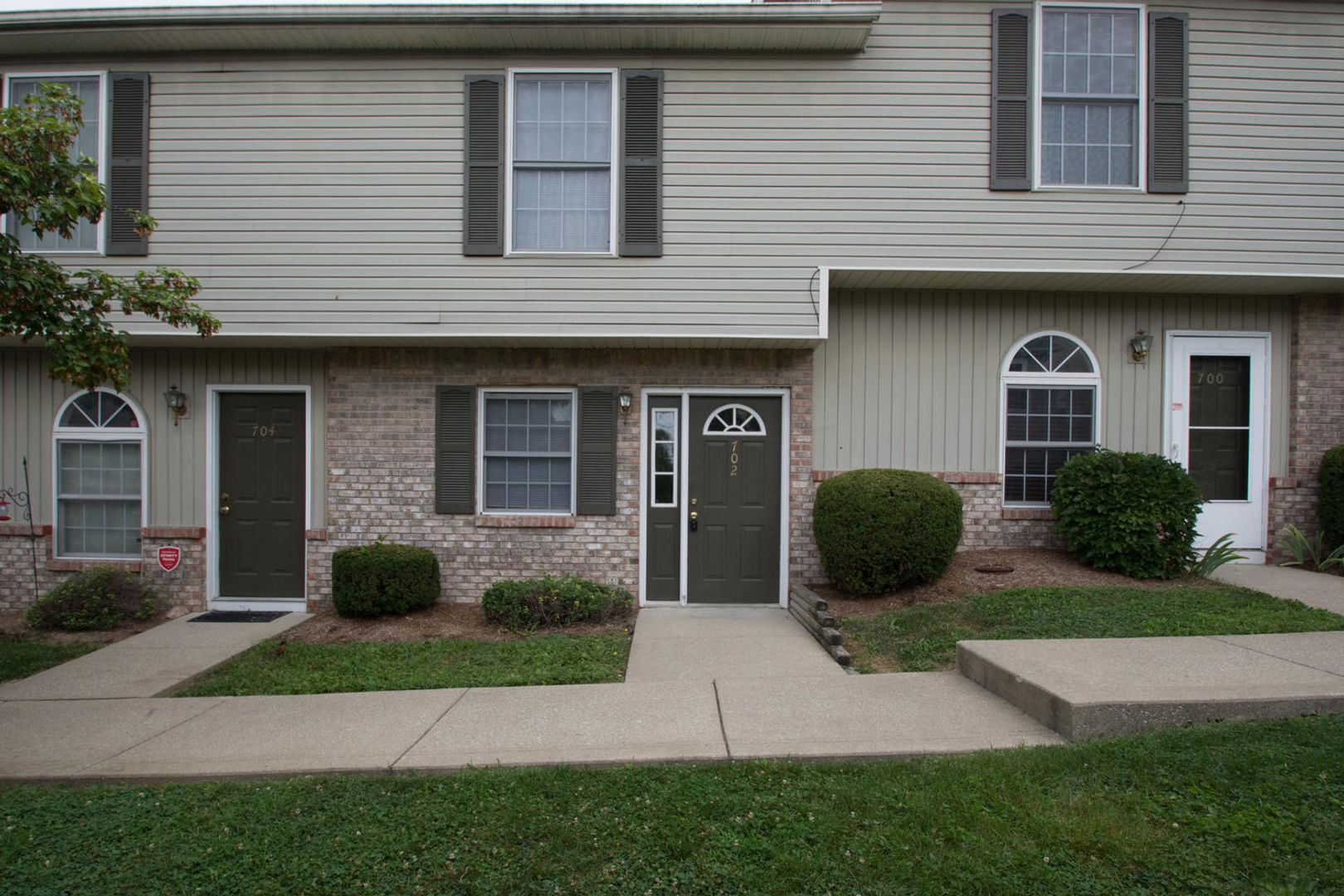 Bloomington Townhome: 702 Sherwood Hills Dr