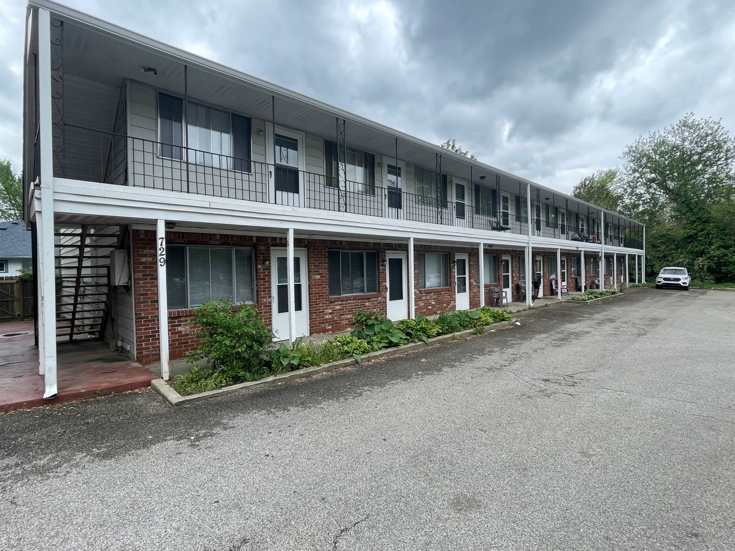 Bloomington Apartment: 729 W. Dixie St