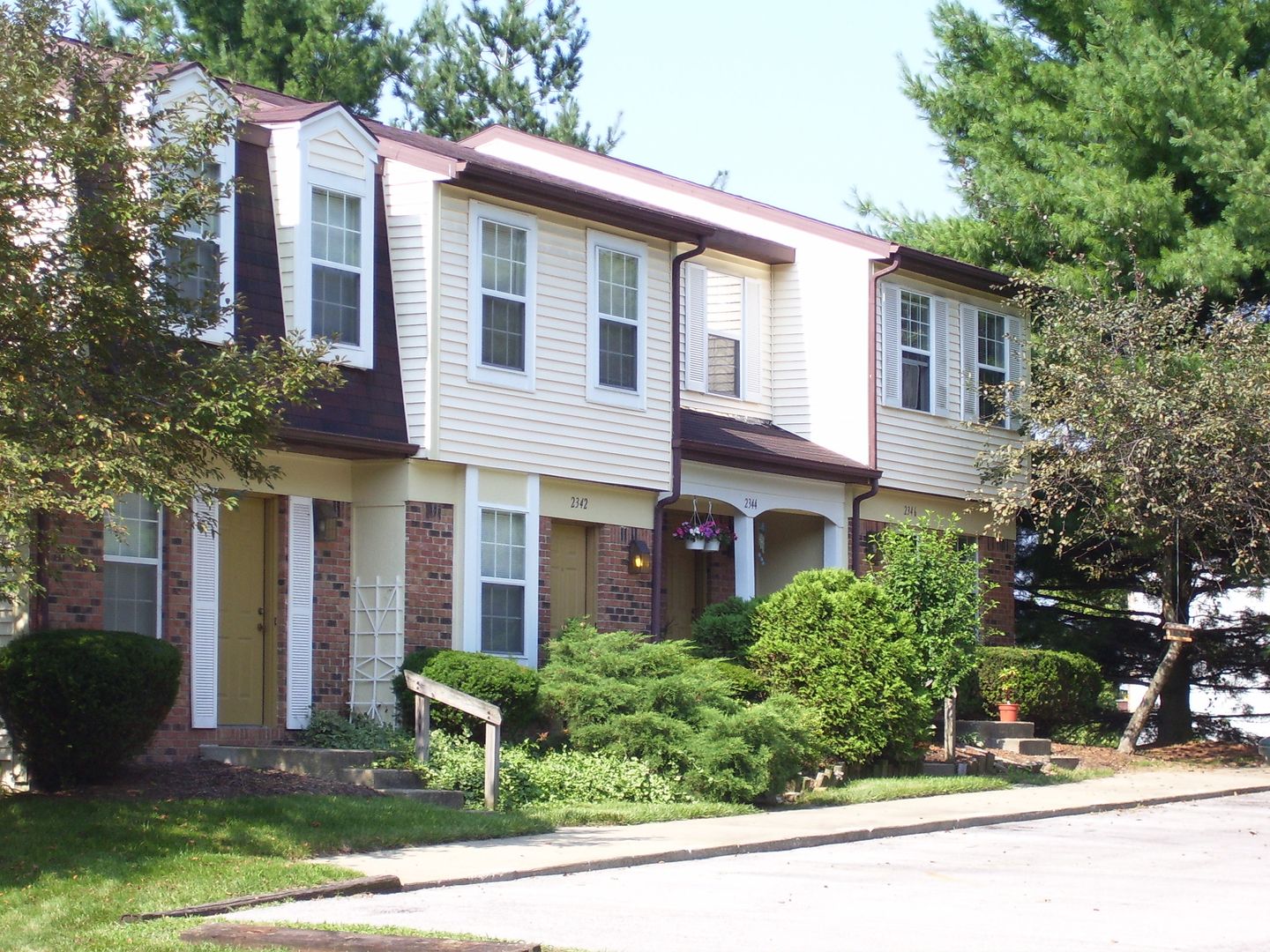 Bloomington House: 2340 S Burberry Lane