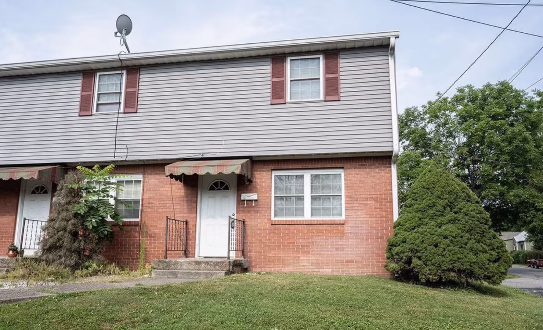 Franklin Apartment: 301 W Adams St.