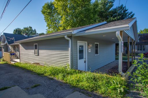 209 N. Madison - LAST UNIT AVAILABLE! - 1/2 OFF FIRST MONTH! – photo 1