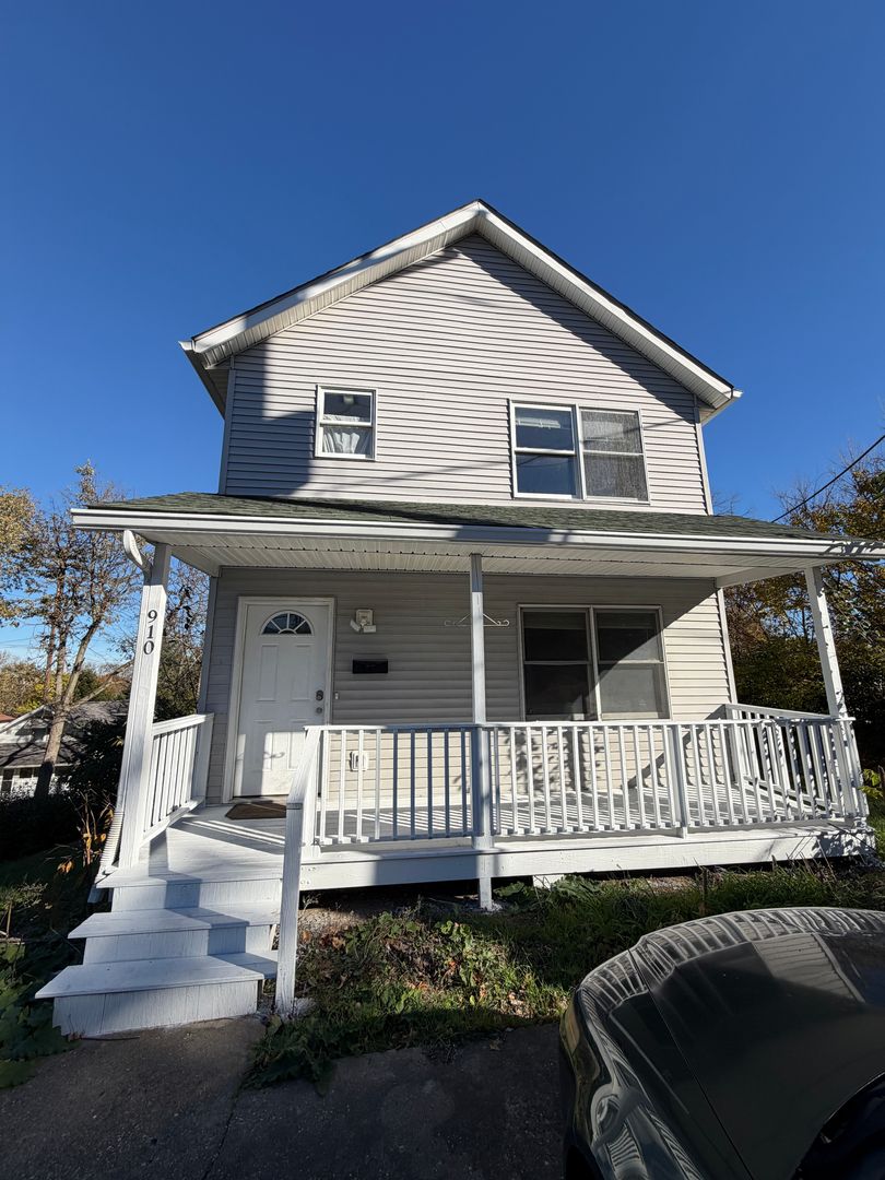 Bloomington House: 910 N Rogers St - 910 N Rogers