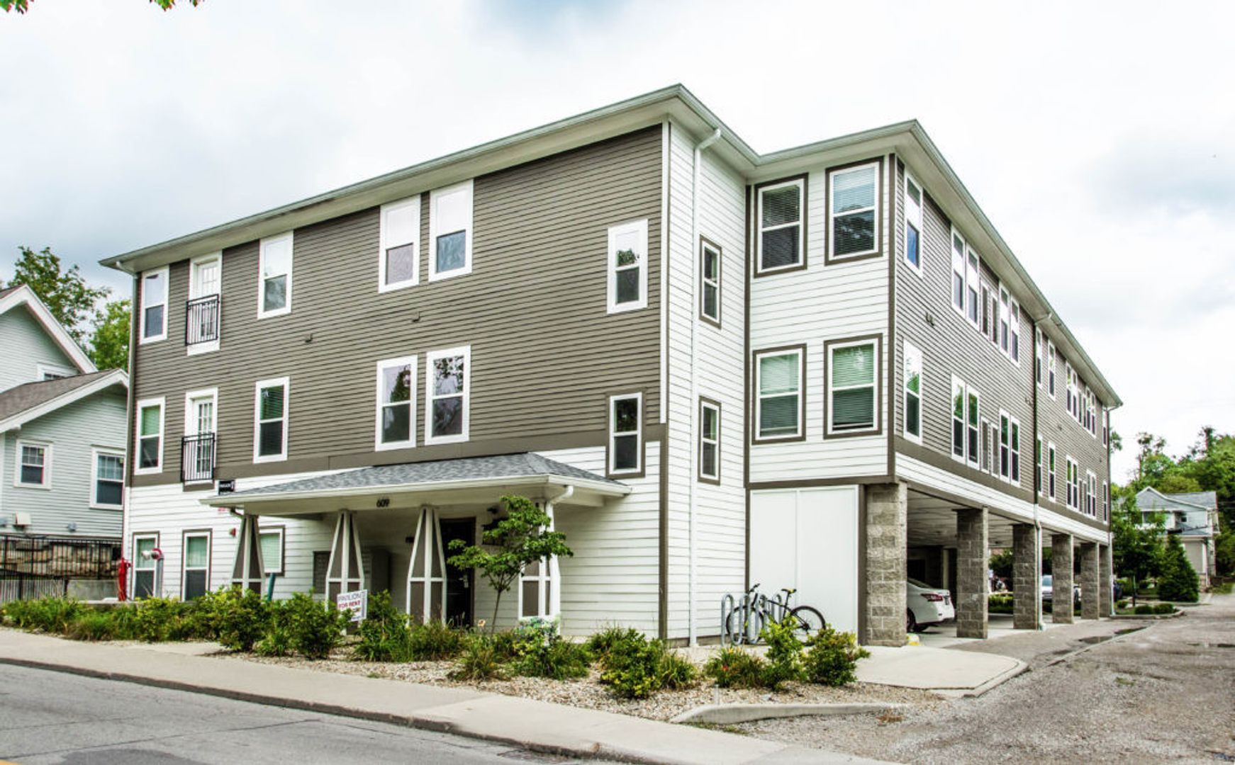 Bloomington Apartment: 609 S Henderson St.