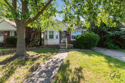 $1200 3 bedroom bungalow – photo 1