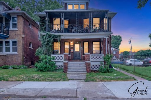 $1050 1 bedroom upper – photo 1