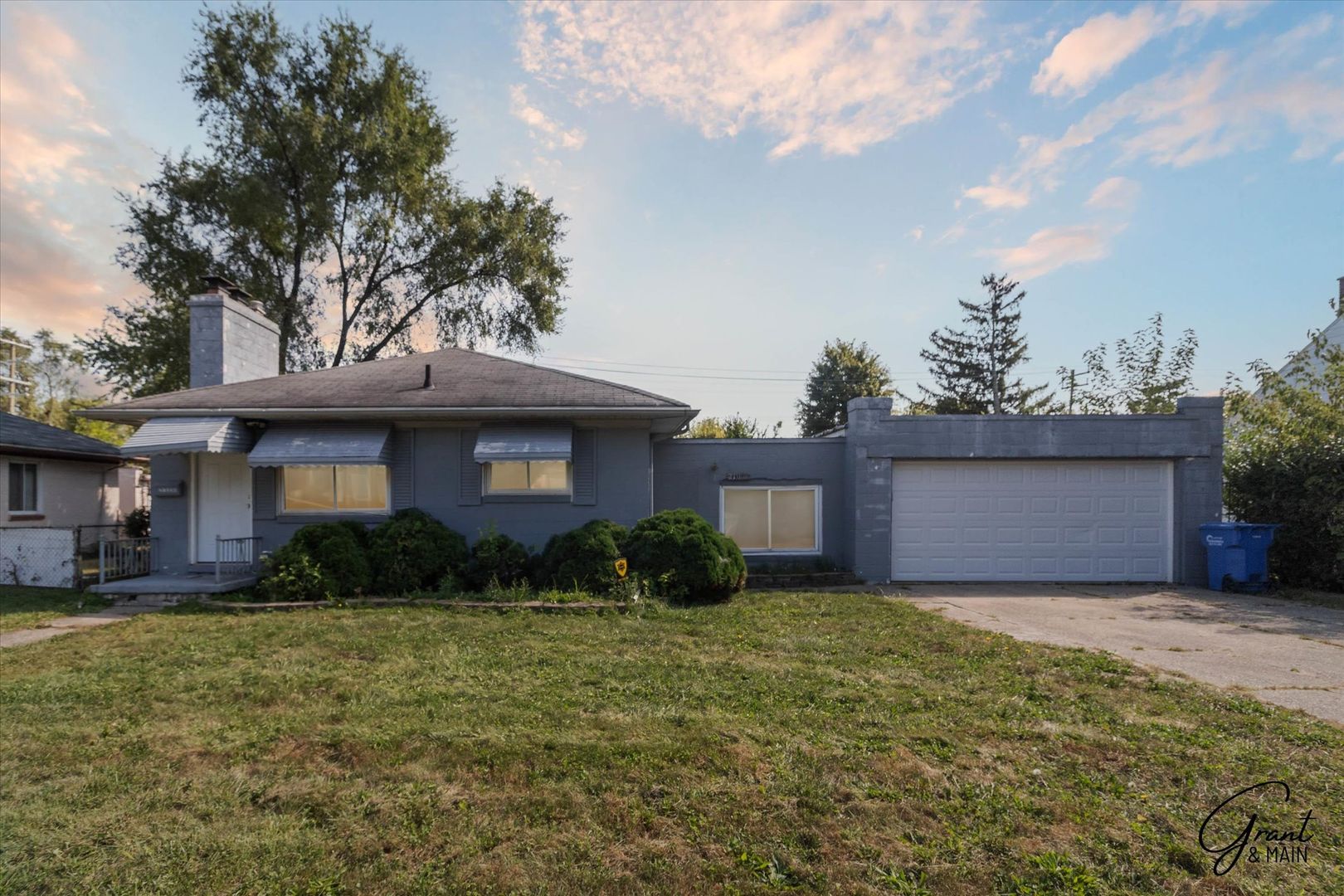 Warren House: 21034 Nummer St