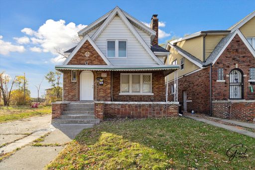 4 bedroom large home – photo 1