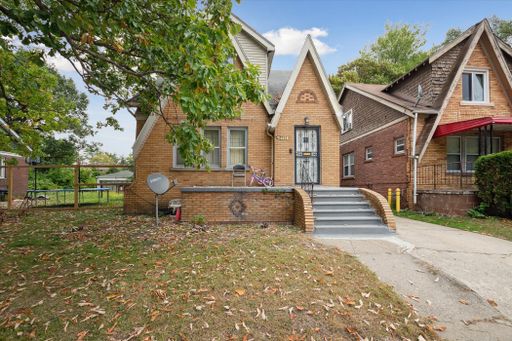 $825-1 Bed 1 Bath Upper Flat – photo 1