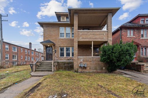 $1100 Upper 3 bedroom duplex – photo 1