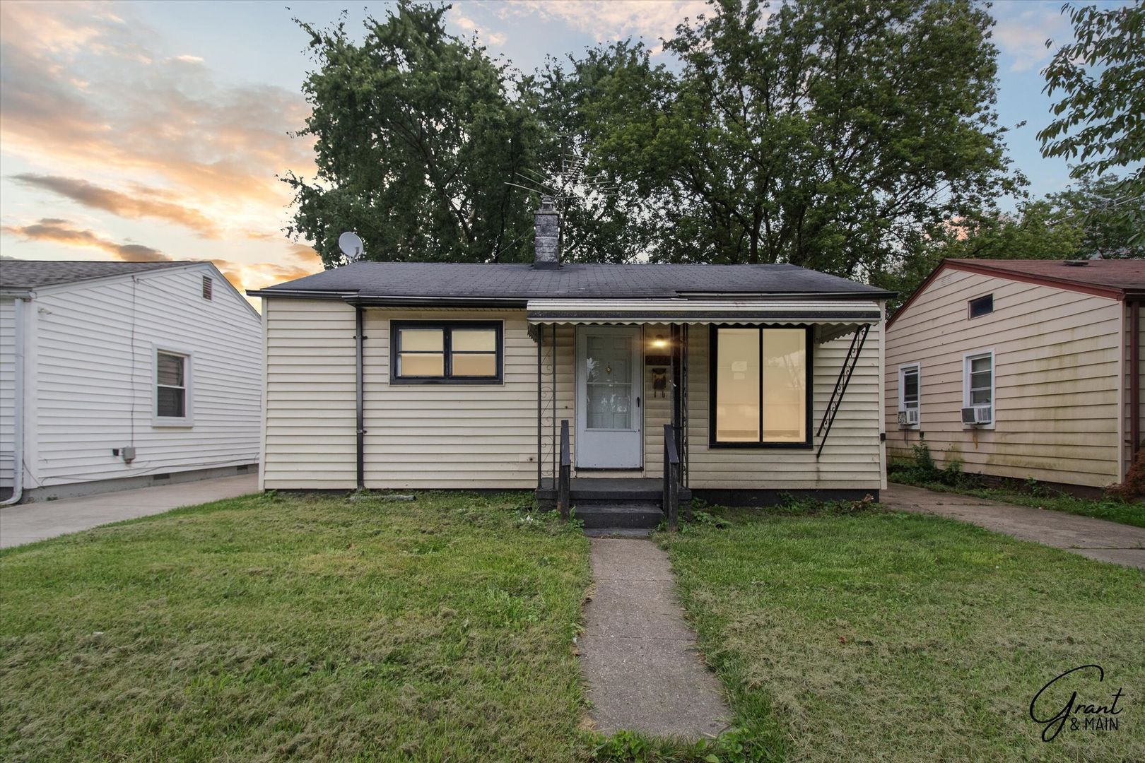 Warren House: 21320 La Salle