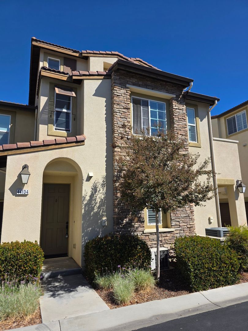 Temecula Townhome: 44134 Calle Ciuita