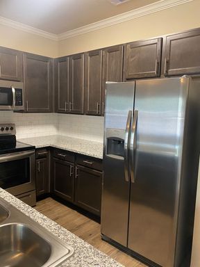 Move-In Deal of the Summer! ☀️Move in within 72 hours of approval and get August FREE PLUS $500 OFF your September rent, PLUS pay NO deposit! Don't wait—this limited-time offer won't last! **Unit 213 Only** – photo 1