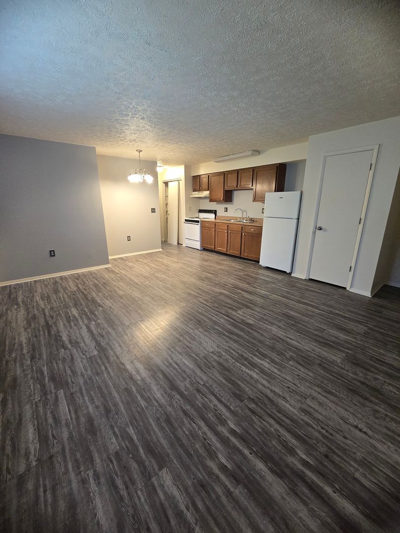 Burlington Apartment: 2600 Peoples Ct Ste 7
