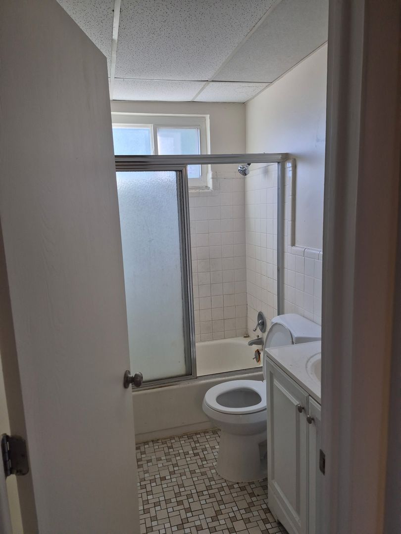 Burlington Apartment: 2600 Peoples Ct Ste 7