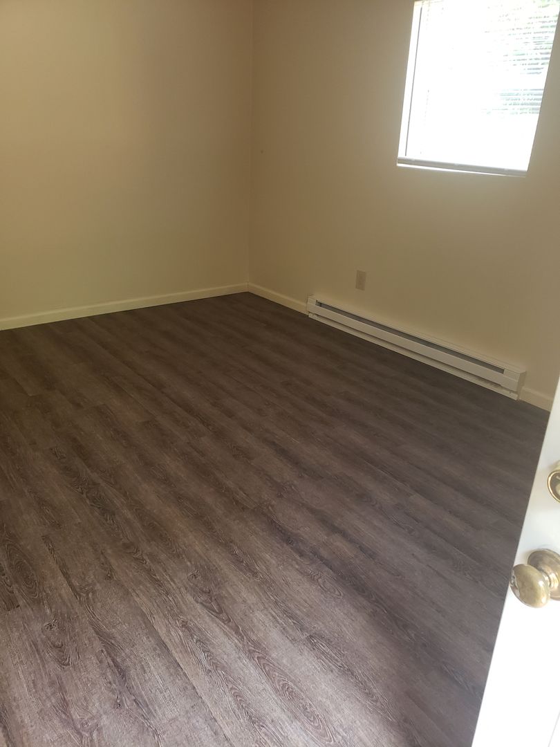 Milford Apartment: 947 Business 28