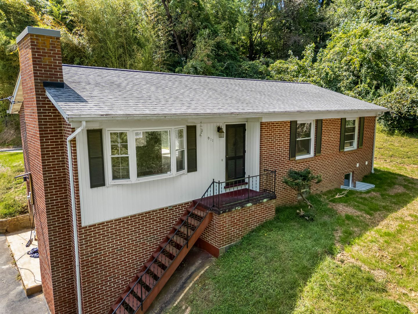 Blacksburg House: 911 Nellies Cave Rd