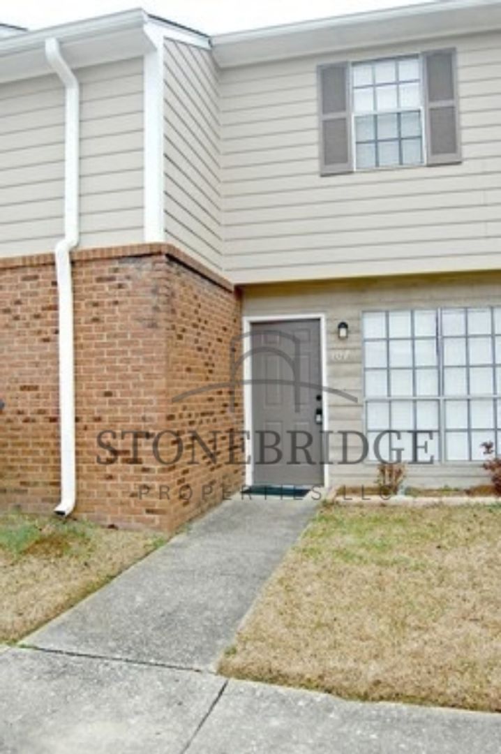 Helena House: 202 Hillsboro Lane