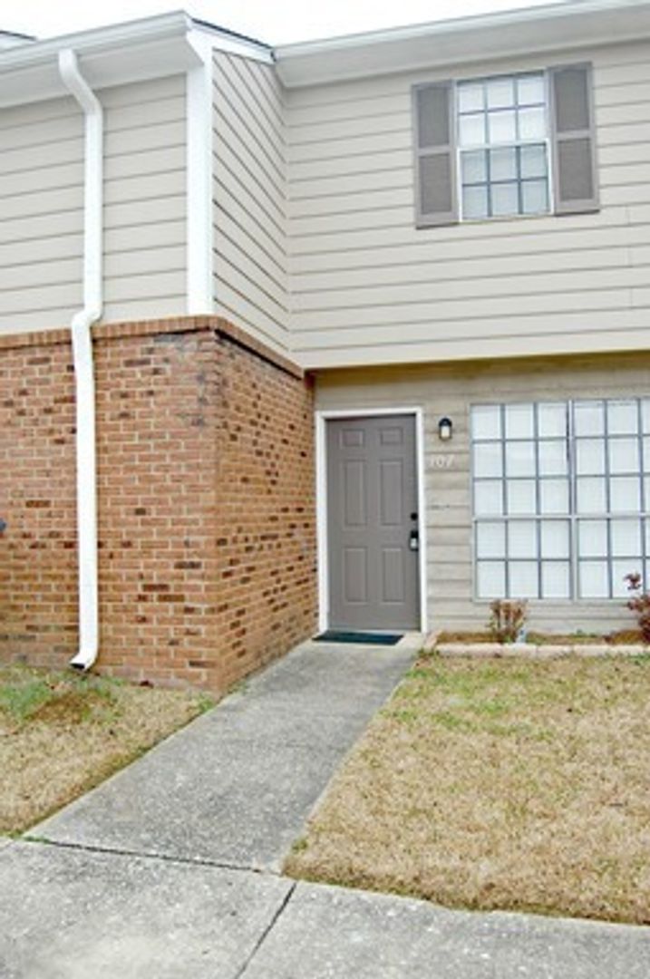 Helena House: 104 Hillsboro Lane