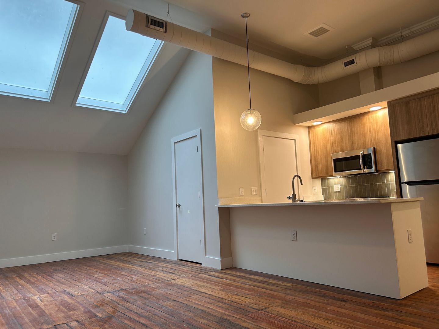 Richmond Apartment: 2 E Broad St