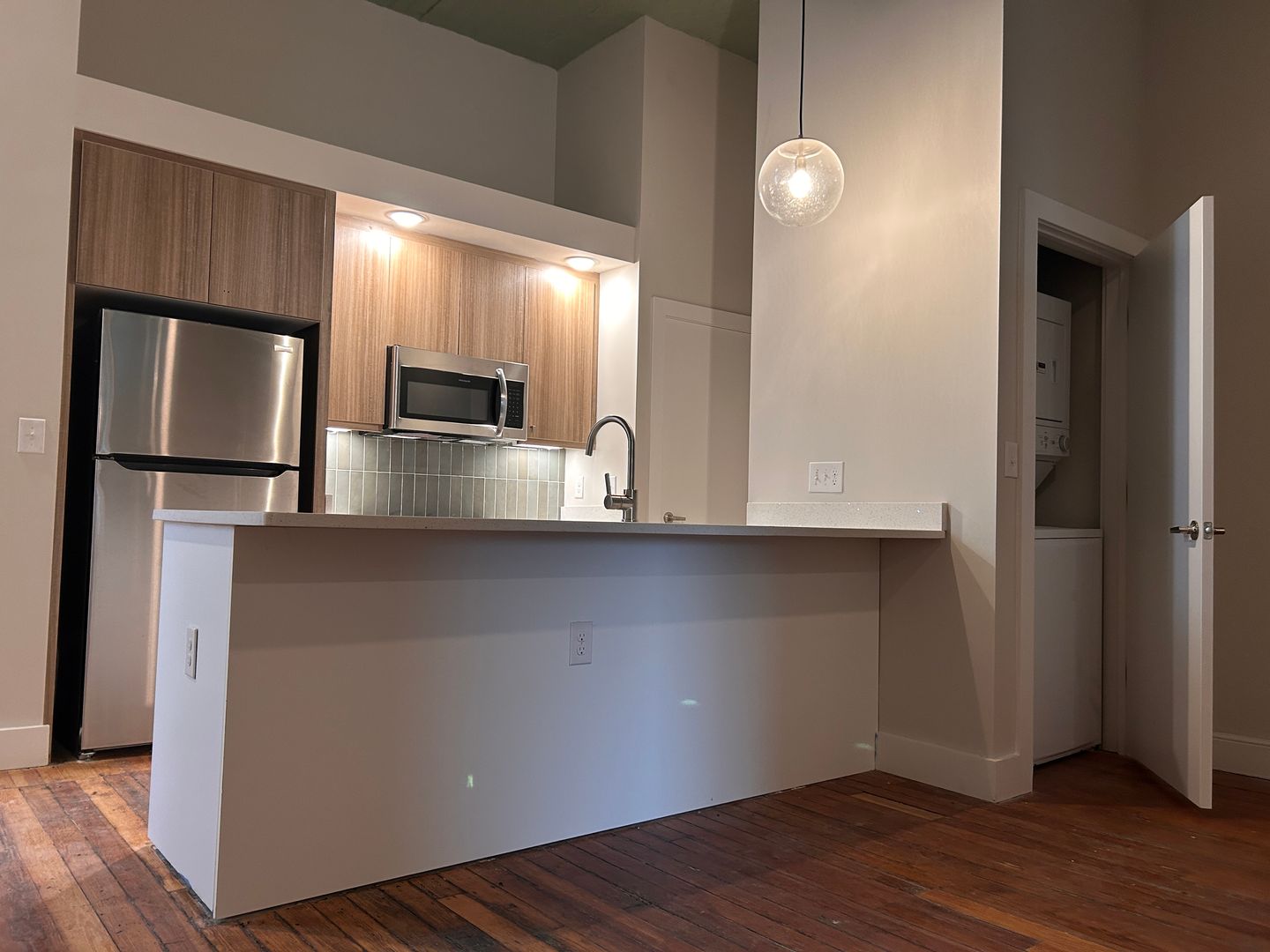 Richmond Apartment: 2 E Broad St