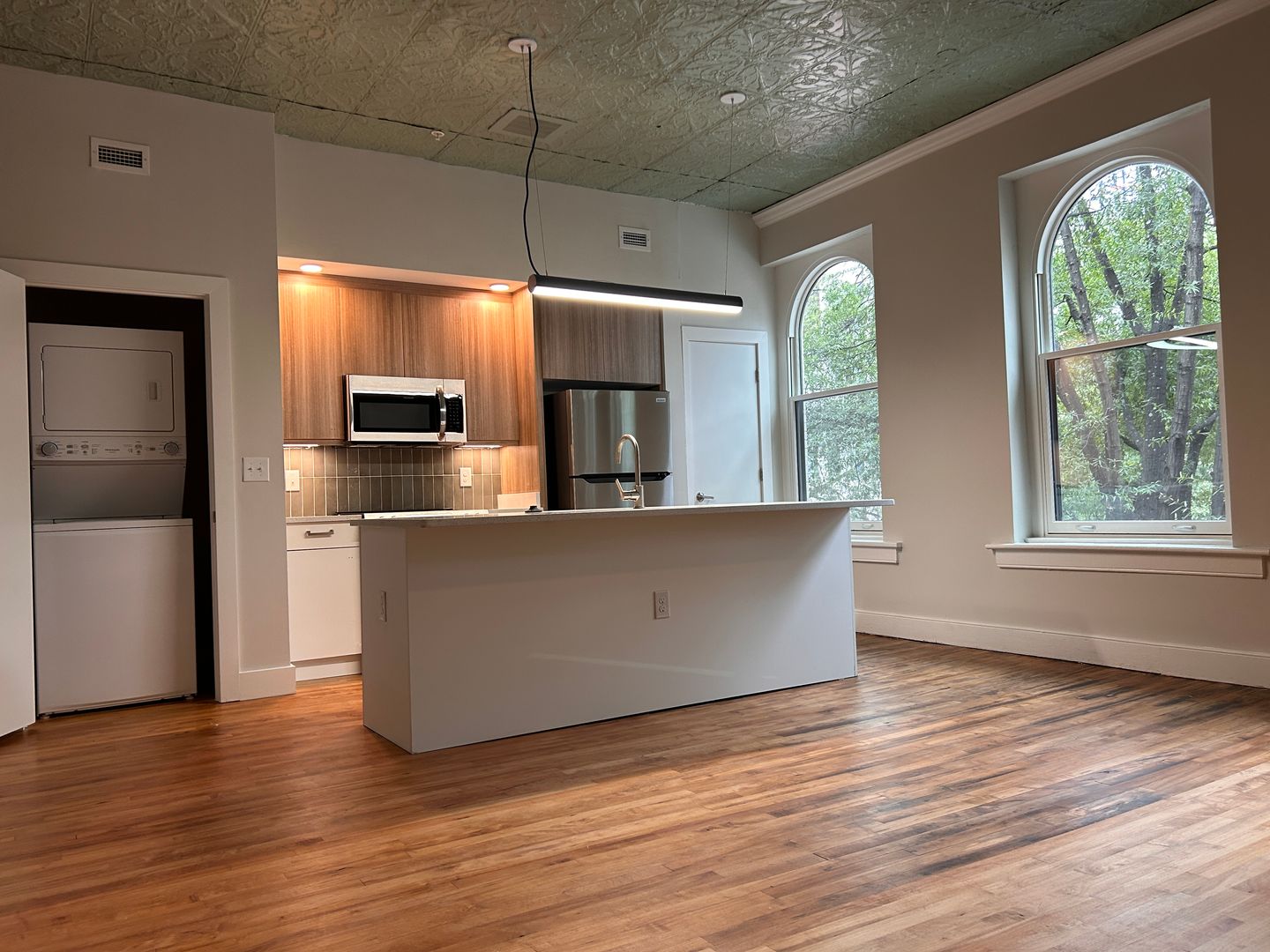 Richmond Apartment: 2 E Broad St