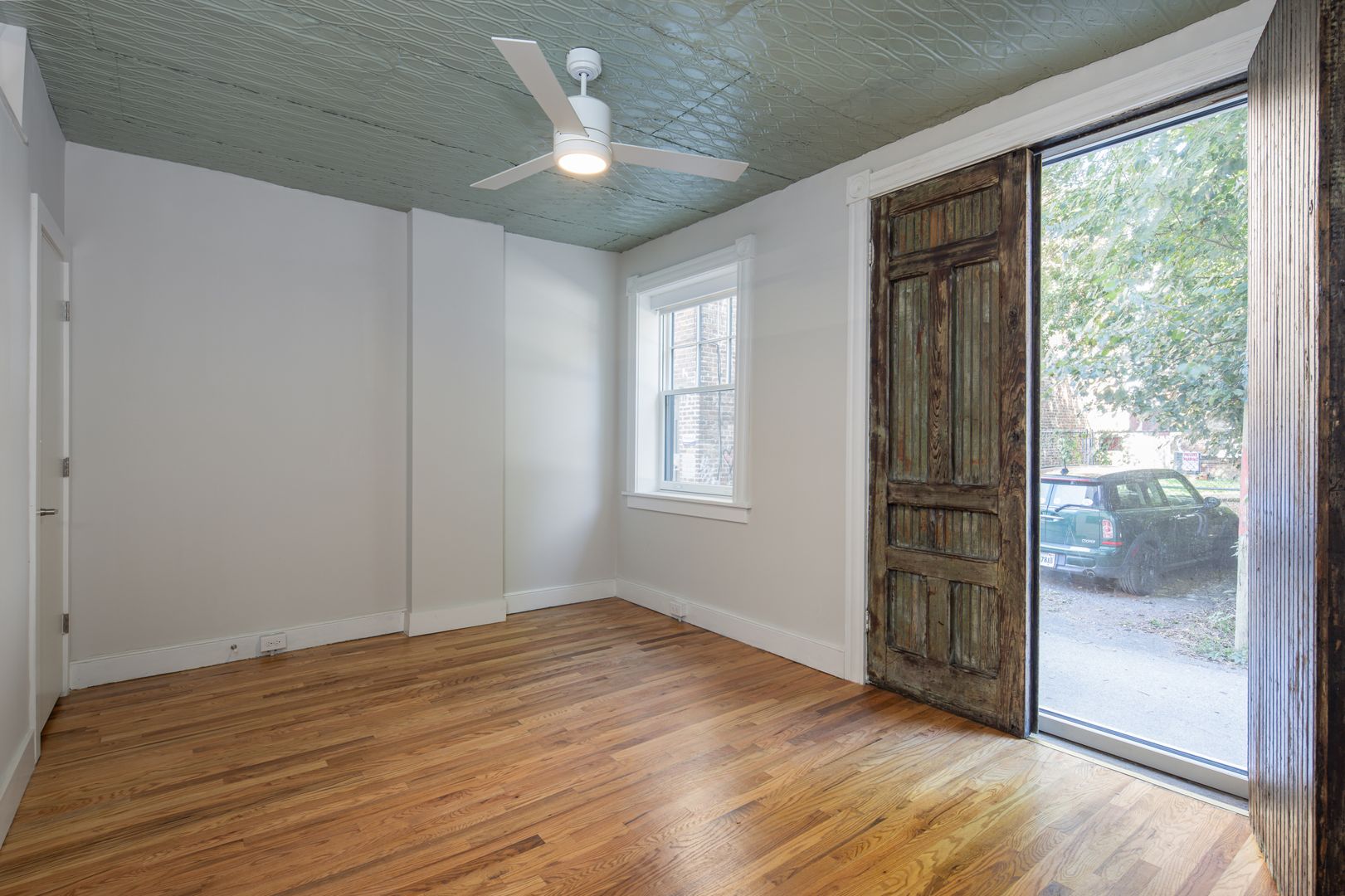 Richmond Apartment: 2 E Broad St