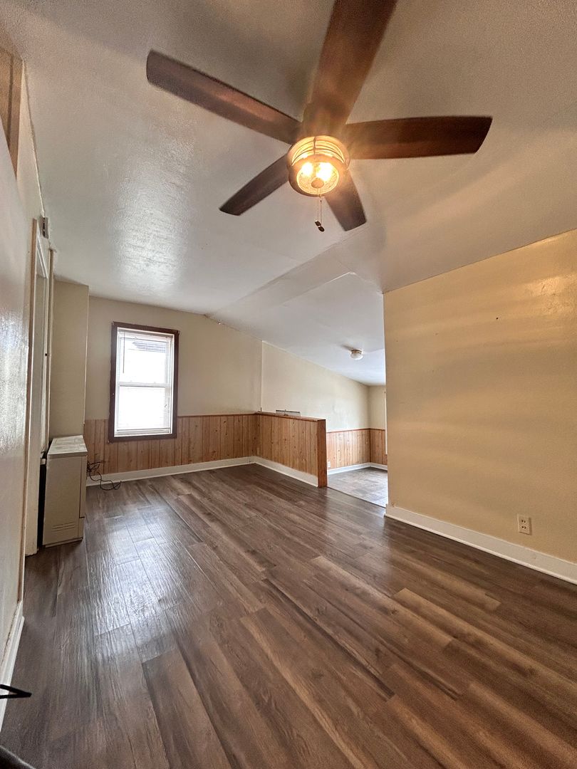 Thorp Apartment: 202 N Lincoln St