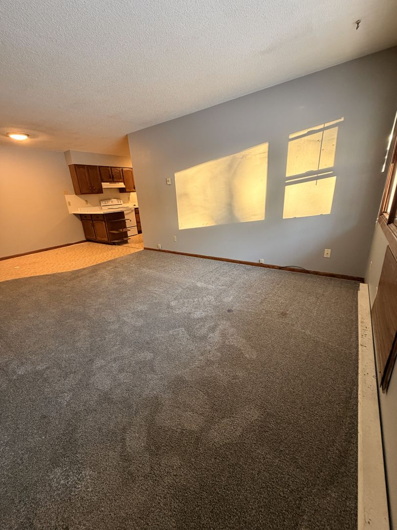 Cadott Apartment: 1019 N Kelly Street