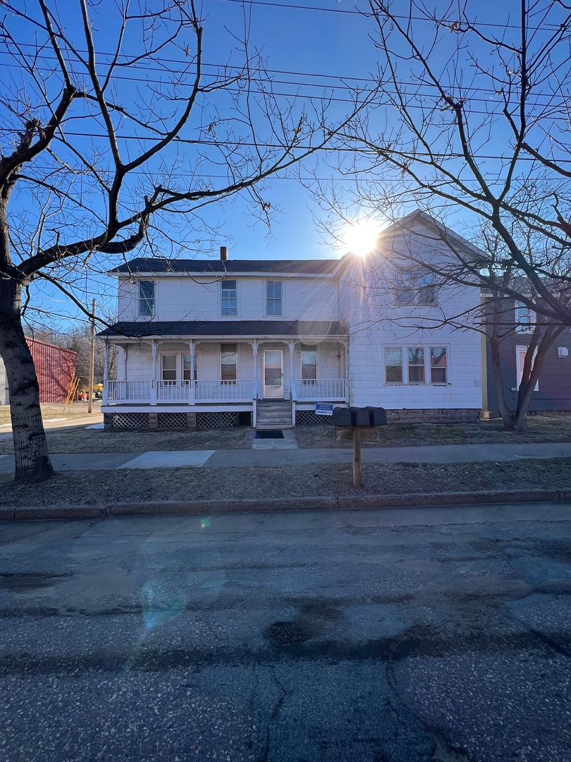 Eau Claire Apartment: 907 Forest St