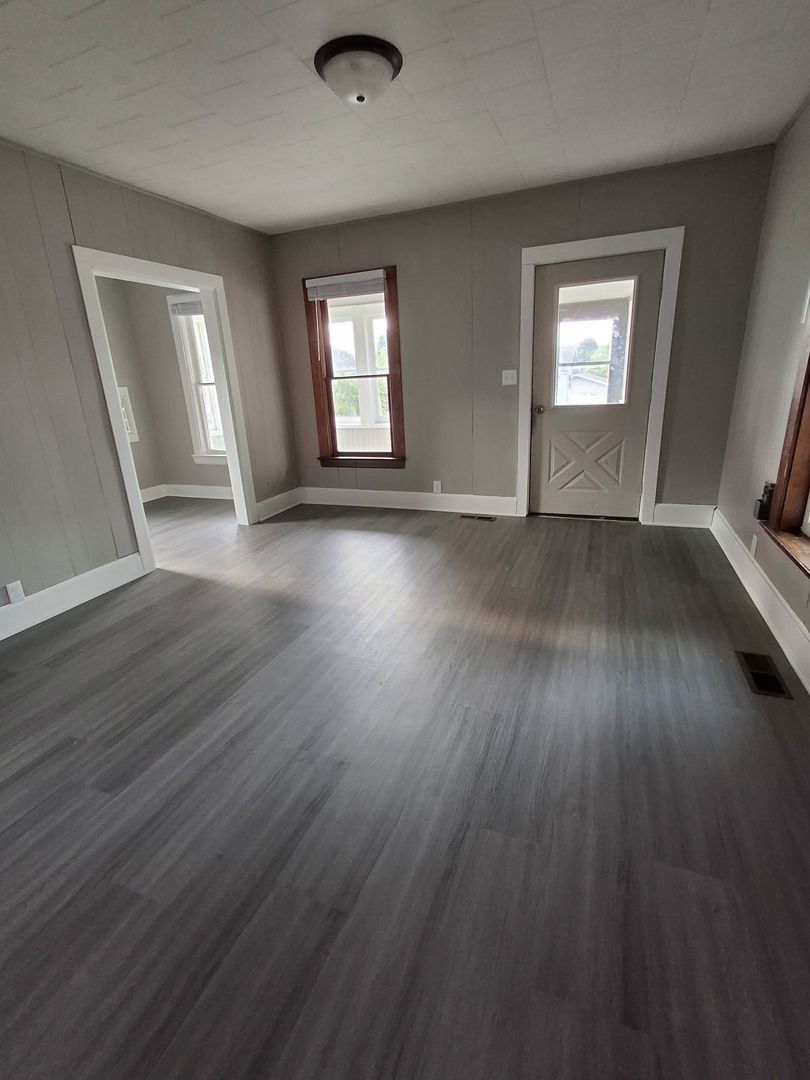 Ladysmith House: 814 E Lake Ave