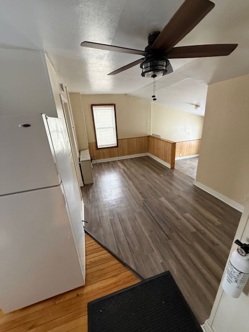 Thorp Apartment: 202 N Lincoln St