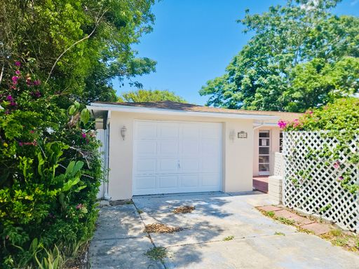 50% OFF ON FIRST MONTH'S RENT: Spacious 3BR Home with Fenced Yard & Family Room in Port Richey – photo 1