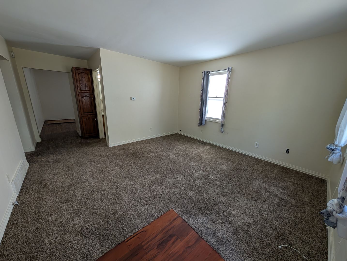 Bradley Apartment: 148 N Cleveland