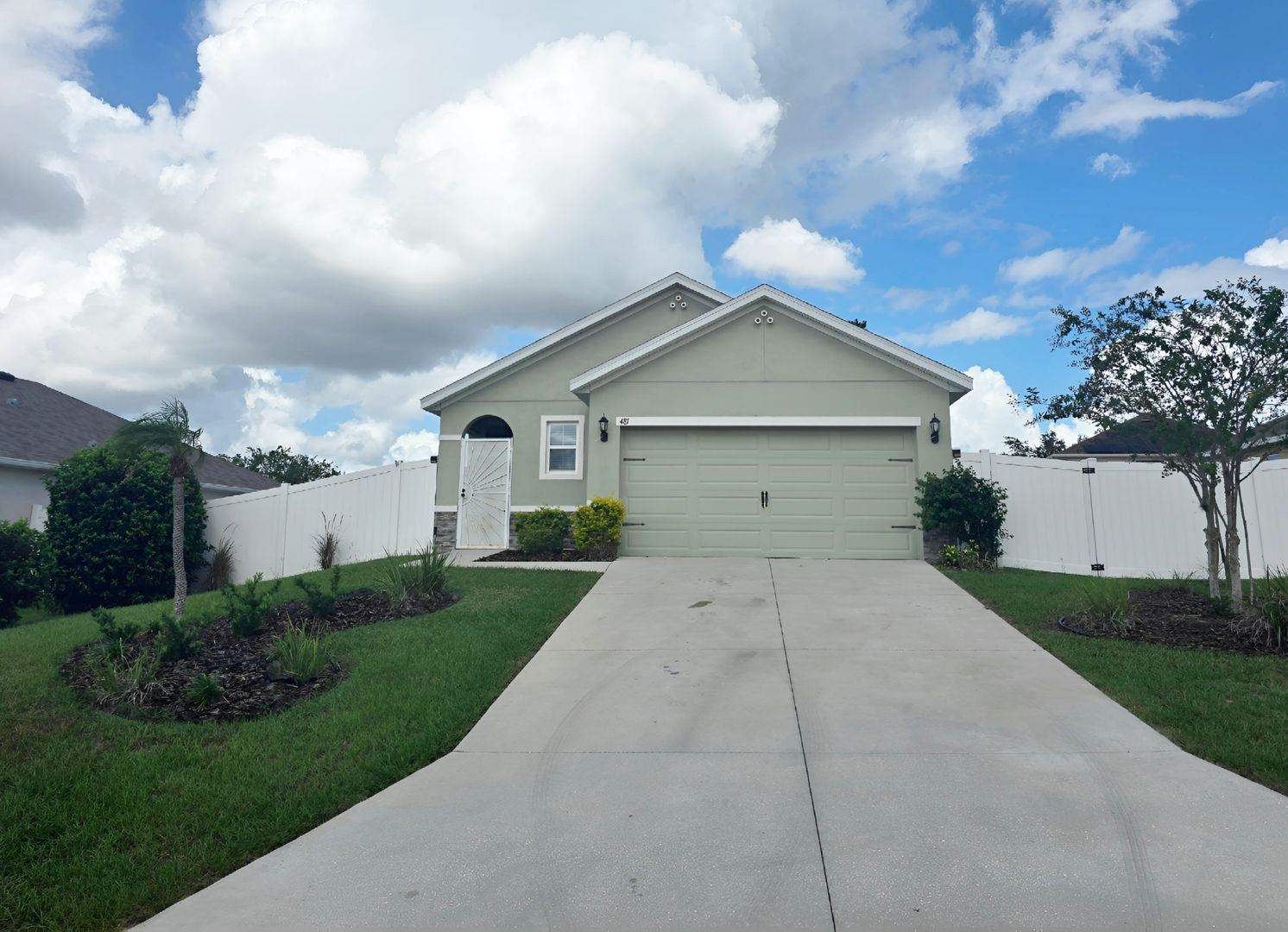 Beverly Hills House: 481 W Salinger Ln