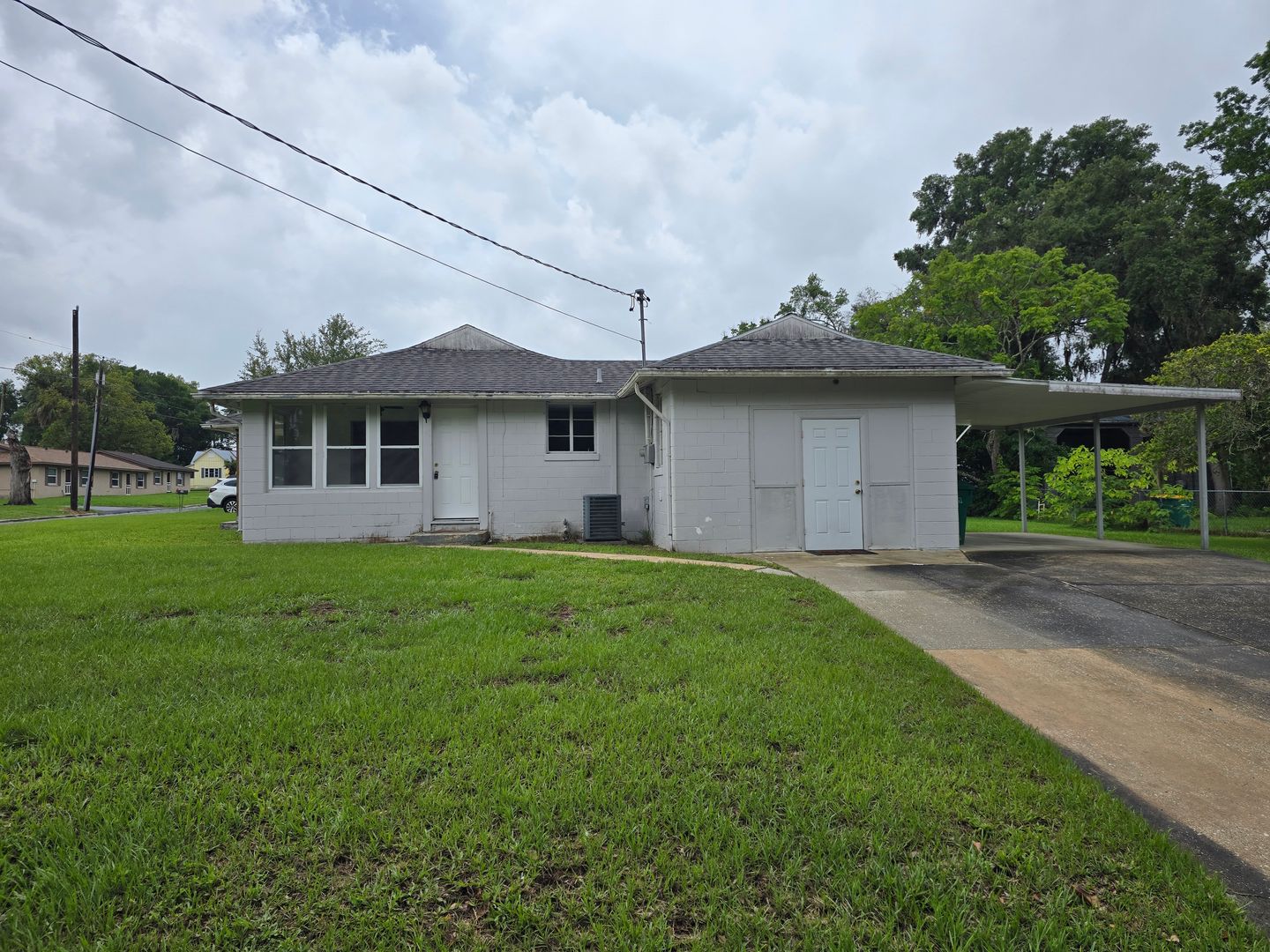 Inverness House: 123 N Citrus Ave