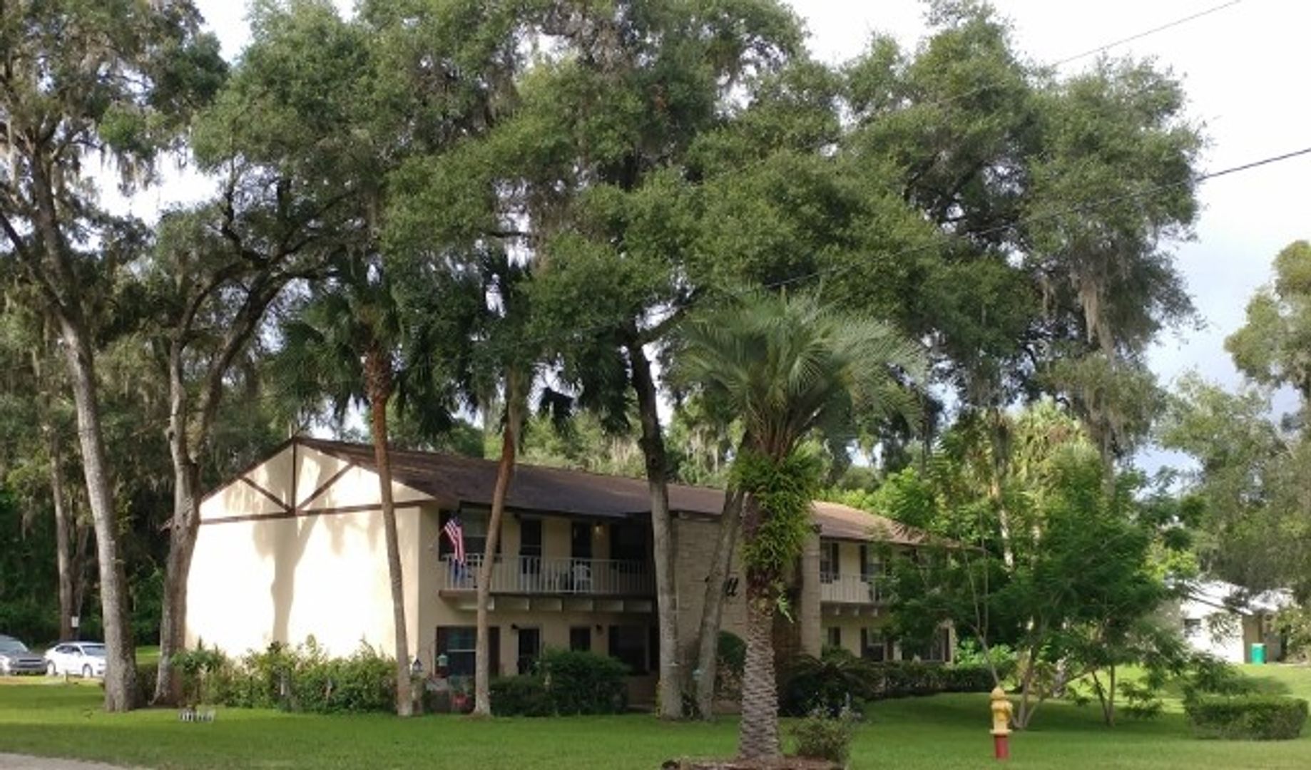 Inverness Apartment: Pine Ave, 400 S