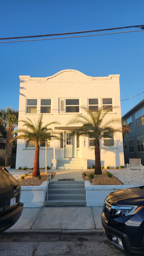 Daytona Beach Apartment: 150 S.  Grandview Ave.