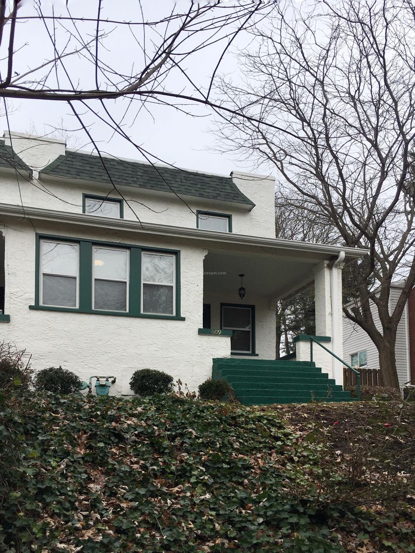 Oakmont Apartment: 510-522 6th St., 601-609 Delaware Ave.