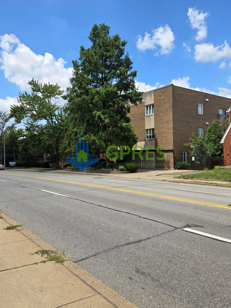 Pittsburgh Apartment: 5425 5th Ave.