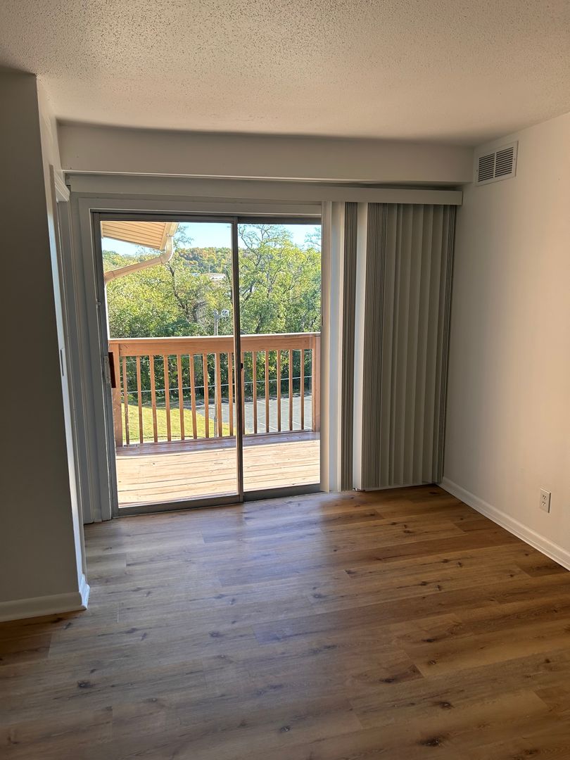 Riverside Apartment: 5133 NW Kalivas Circle