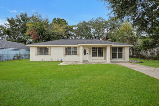 4 Bedroom, 2 Bath Brick Home in Savannah – photo 1